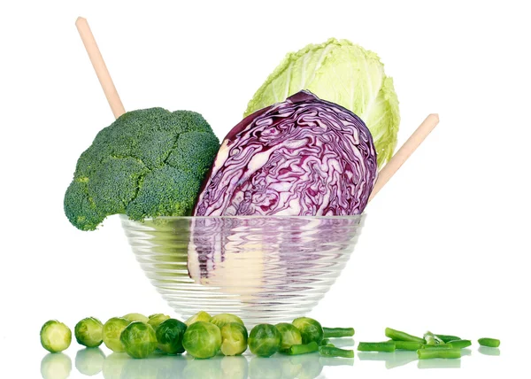 Lahana ve brokoli üzerine beyaz izole bir cam kase — Stok fotoğraf