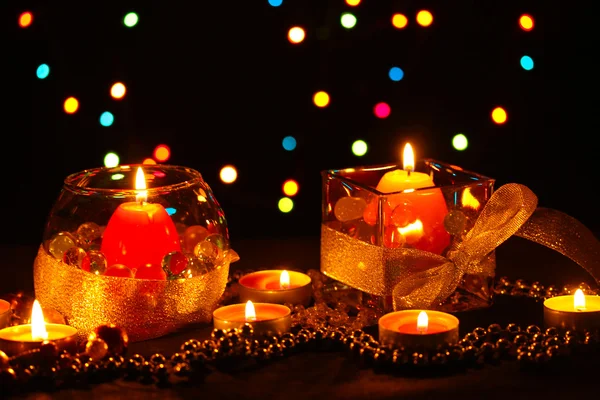 Composição maravilhosa de velas na mesa de madeira no fundo brilhante — Fotografia de Stock