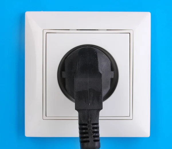 Λευκό ηλεκτρική πρίζα με βύσμα στον τοίχο — Φωτογραφία Αρχείου
