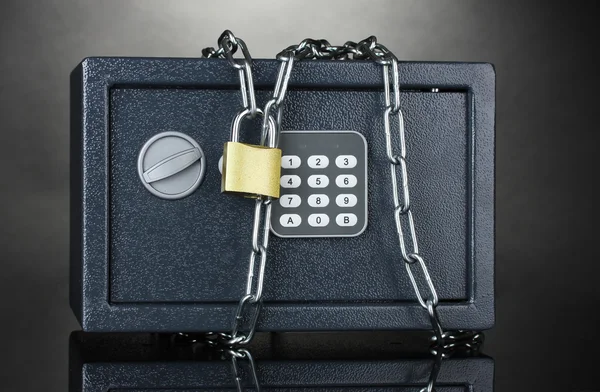 安全与链和灰色的背景上的锁 — 图库照片