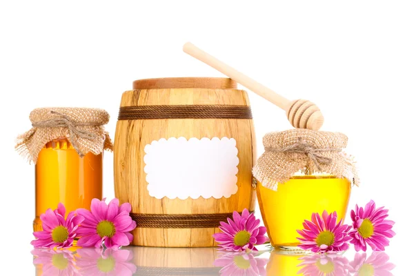 Zoete honing in potten en vat met drizzler geïsoleerd op wit — Stockfoto