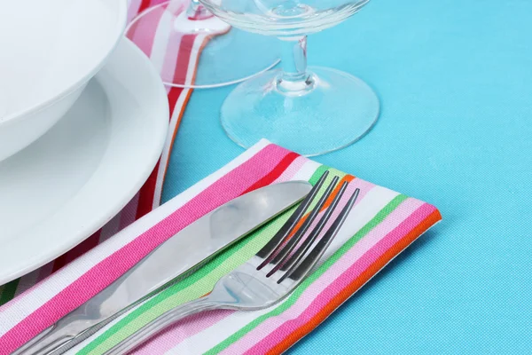 Pengaturan meja dengan garpu, pisau, piring, dan serbet — Stok Foto