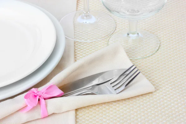 Ajuste de mesa con tenedor, cuchillo, platos y servilleta —  Fotos de Stock