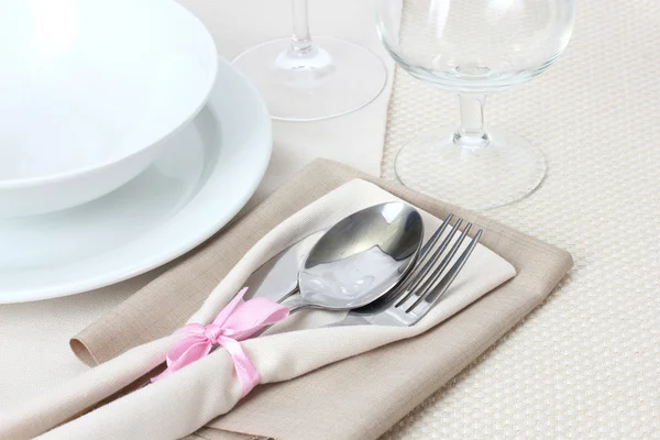 Ensemble de table avec fourchette, couteau, assiettes et serviette — Photo