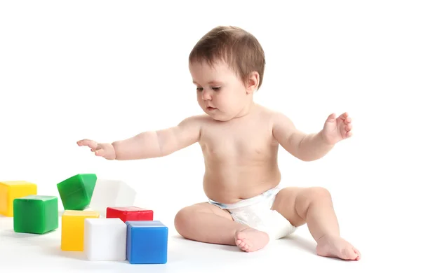 Niedliches Baby Mädchen spielt mit Würfeln isoliert auf weiß — Stockfoto