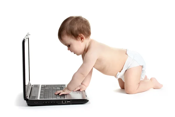 Şirin Bebek kız ve üzerinde beyaz izole laptop — Stok fotoğraf
