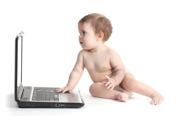귀여운 아기 소녀와 흰색 절연 노트북 — 스톡 사진