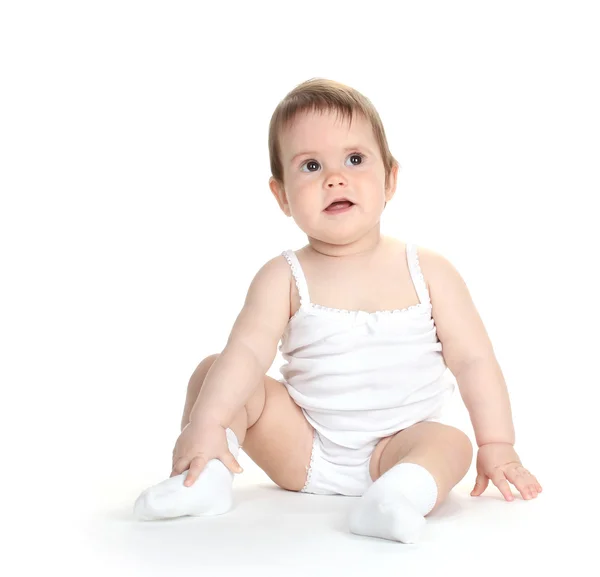 Mignon bébé fille assis isolé sur blanc — Photo