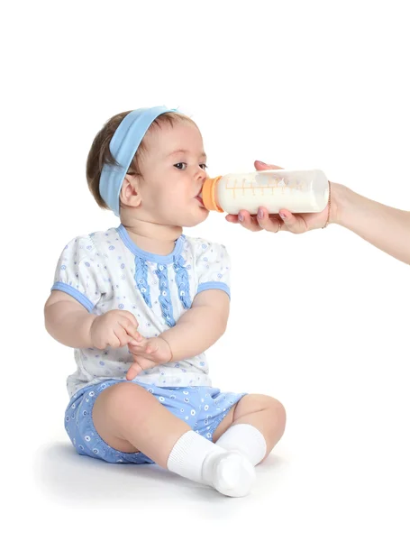 Mignon bébé fille manger isolé sur blanc — Photo