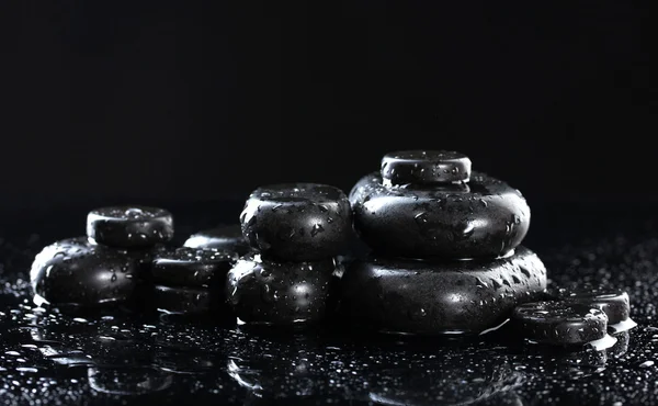 Wellness kameny s kapkami na černém pozadí — Stock fotografie