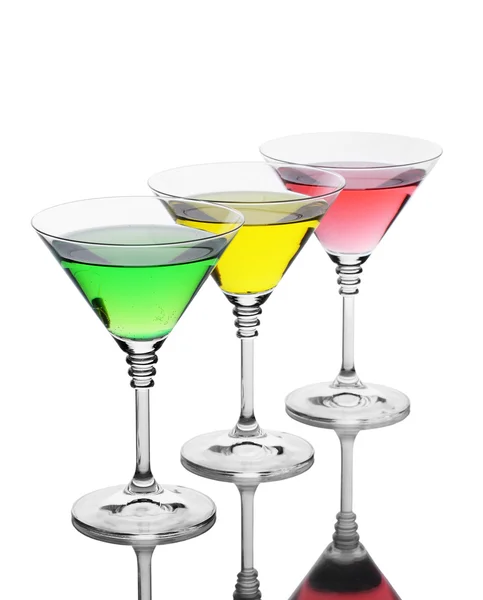 Cocktails alcoolisés sur table isolés sur blanc — Photo