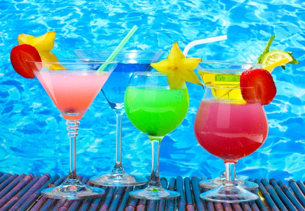 Bicchieri di cocktail sul tavolo sul fondo blu del mare — Foto Stock
