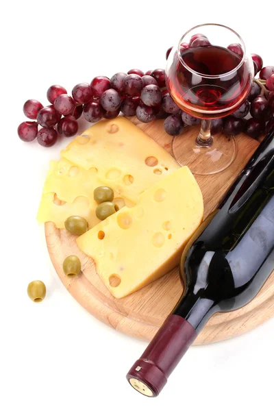 Botella de gran vino con vino y queso aislado sobre blanco — Foto de Stock