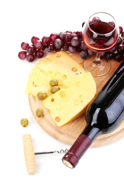 Fles van grote wijn met wijnglas en kaas geïsoleerd op wit — Stockfoto