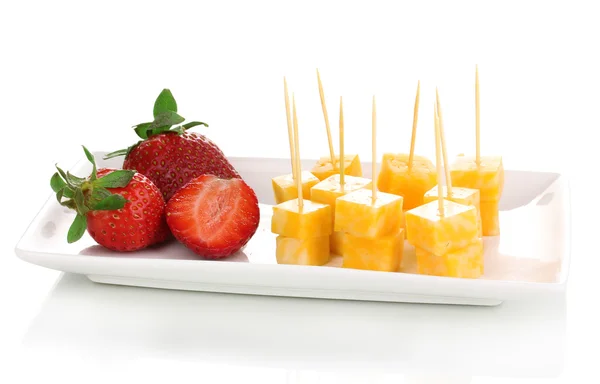 Canapés de queso con srawberry en plato aislado en blanco —  Fotos de Stock
