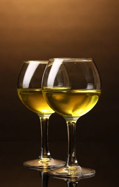Bicchiere da vino su sfondo marrone — Foto Stock