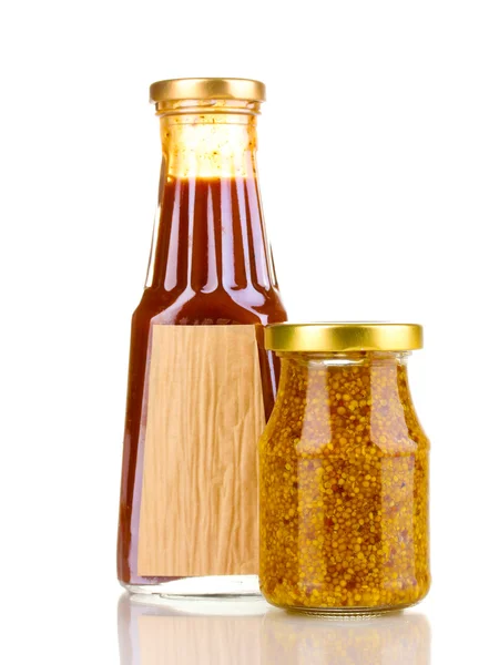 Salsa di pomodoro e senape in bottiglie di vetro isolate su bianco — Foto Stock