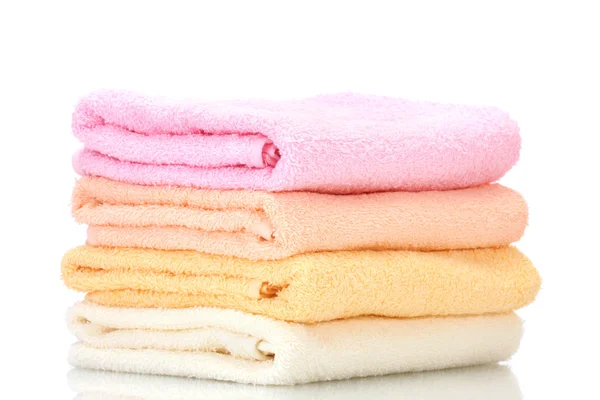 Красочные полотенца, изолированные на белом — стоковое фото