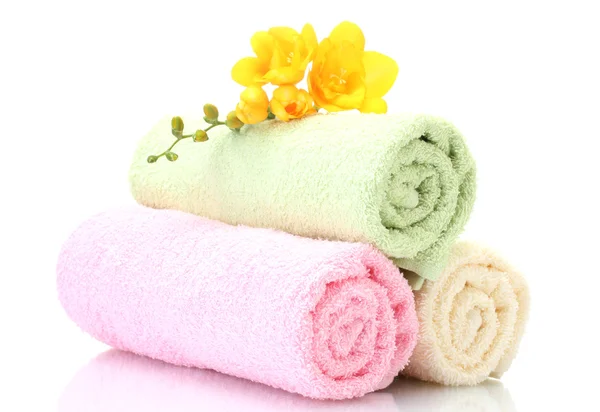 Barevné ručníky a květiny izolovaných na bílém — Stock fotografie