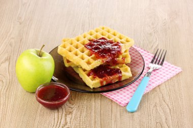 ahşap zemin üzerinde plaka reçel ile lezzetli waffle