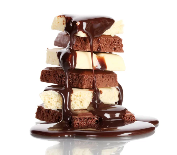Rebanadas de leche y chocolate blanco barra vierte chocolate aislado en blanco — Foto de Stock