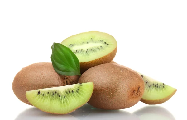 Sappige kiwi vruchten met bladeren geïsoleerd op wit — Stockfoto