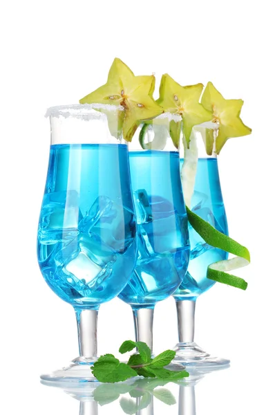 Голубой коктейль в стаканах со льдом и сахаром — стоковое фото