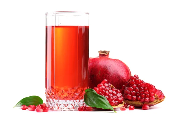 Olgun pomergranate ve üzerinde beyaz izole meyve suyu bir bardak — Stok fotoğraf