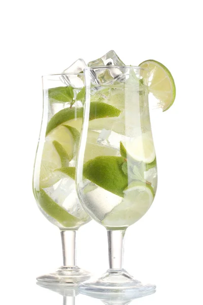 Bicchieri di cocktail con lime e menta isolati su bianco — Foto Stock