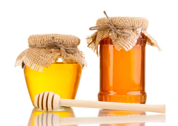Miel dulce en frascos con rociador aislado sobre blanco —  Fotos de Stock