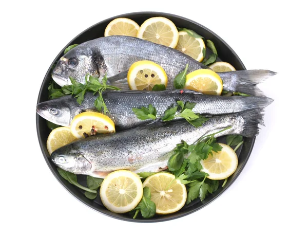 Świeże ryby z cytryna, pietruszka, pieprz płyta na białym tle — Zdjęcie stockowe