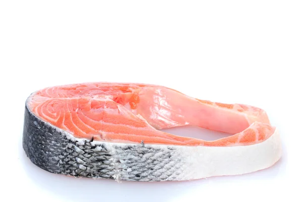 Bife de salmão fresco isolado em branco — Fotografia de Stock