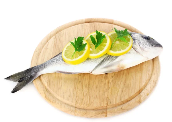 Świeże ryby z cytryną i natką pietruszki na deski do krojenia drewniana na białym tle — Zdjęcie stockowe