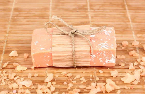 Jabón natural hecho a mano sobre estera de madera —  Fotos de Stock