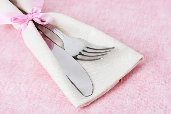 Fourchette et couteau sur serviette gros plan — Photo