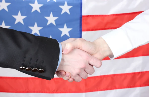 Obchodní handshake na pozadí americké vlajky — Stock fotografie
