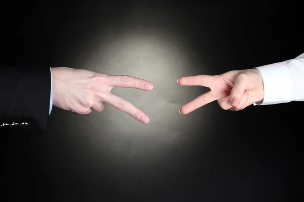 Мужчина и женщина руки с большими пальцами вверх нормально сигнал на черном фоне. Камень, ножницы, бумага — стоковое фото