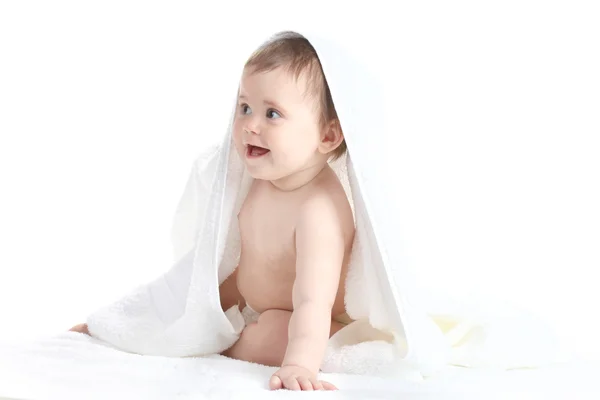 Roztomilá holčička s ručníkem izolovaných na bílém — Stock fotografie