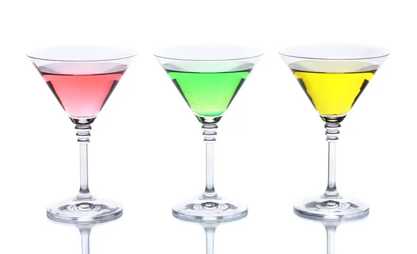 Алкогольные коктейли на столе, изолированные на белом — стоковое фото