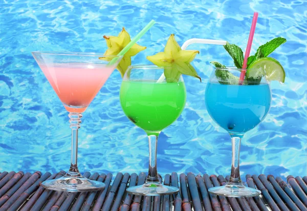 Mavi deniz arka masada kokteyller bardak — Stok fotoğraf