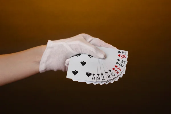Cartões na mão sobre fundo marrom — Fotografia de Stock