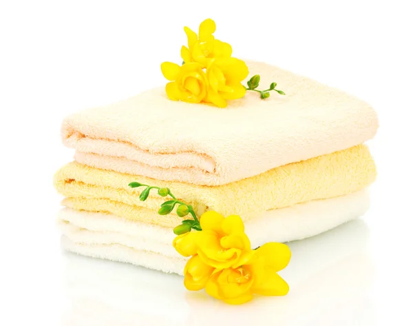 Красочные полотенца и цветы изолированы на белом — стоковое фото