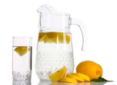 sürahi ve bardak limonata ve üzerinde beyaz izole limon