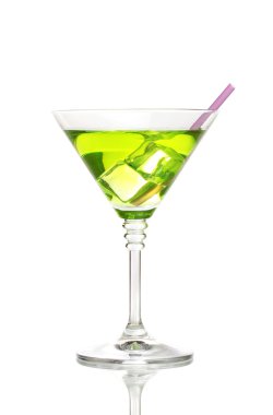 Sarı martini cam üzerine beyaz izole kokteyl