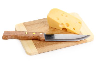 peynir beyaz izole bıçak ile kesme tahtası üzerinde