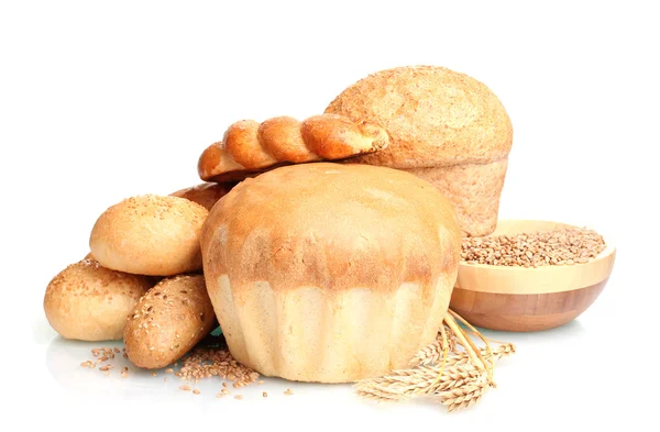 Delicioso pão redondo, pães e trigo isolado em branco — Fotografia de Stock