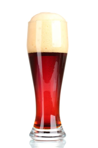Красное пиво с пеной в стекле, изолированное на белом — стоковое фото