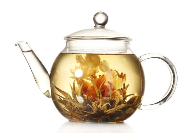 Exotischer grüner Tee mit Blüten in Glas Teekanne isoliert auf weiß — Stockfoto