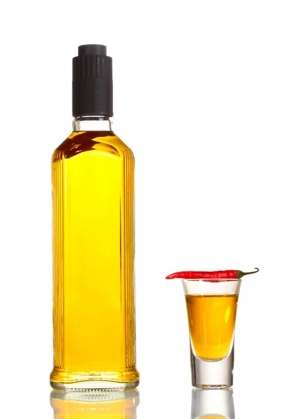 Garrafa e copo de vodka pimenta e pimenta vermelha isolada em branco — Fotografia de Stock