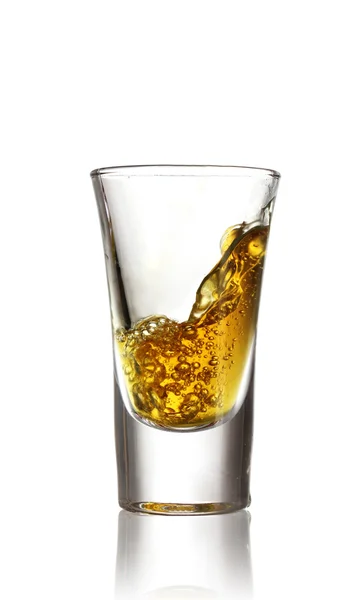 Verser de la vodka au poivre dans du verre isolé sur blanc — Photo